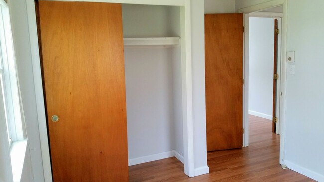 Building Photo - 2BR/1BA unit with W/D, Dishwasher, Parking...