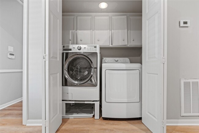 Building Photo - 6732 Vanderbilt St