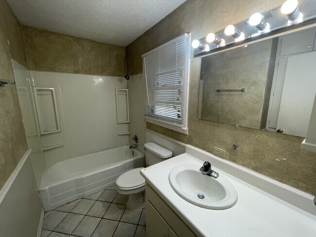 Building Photo - Home Located Minutes From Shopping Mall, R...