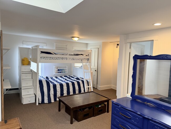 Building Photo - 1018 Oakwood Ave