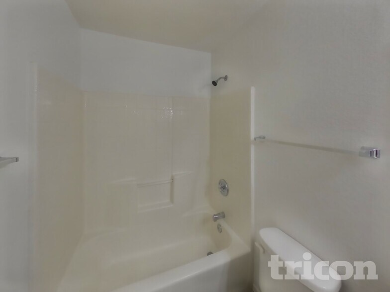 Building Photo - 8988 W Tuckey Ln