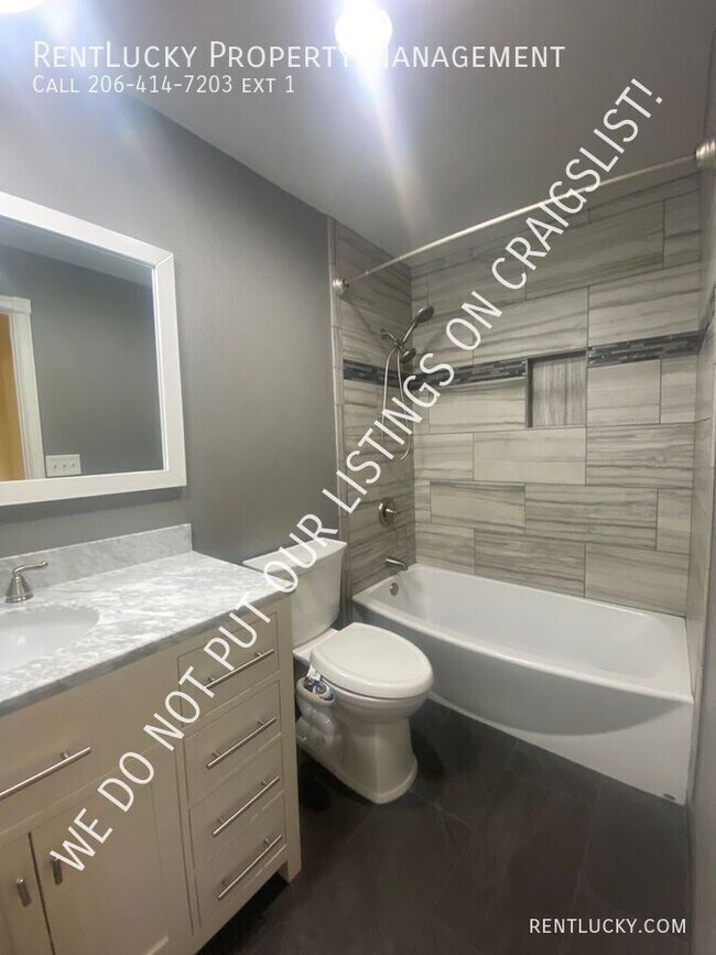 Building Photo - 12721 NE 129th Ct