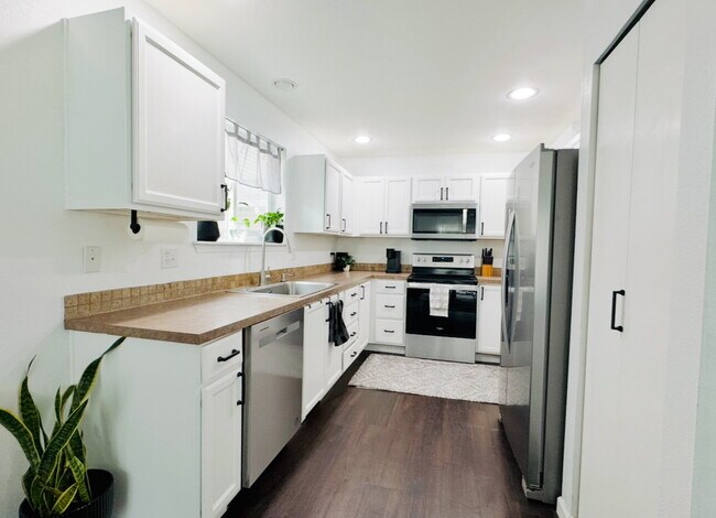 Building Photo - Spacious 3-Bed, 2.5-Bath Townhome in Prime Puyallup Location