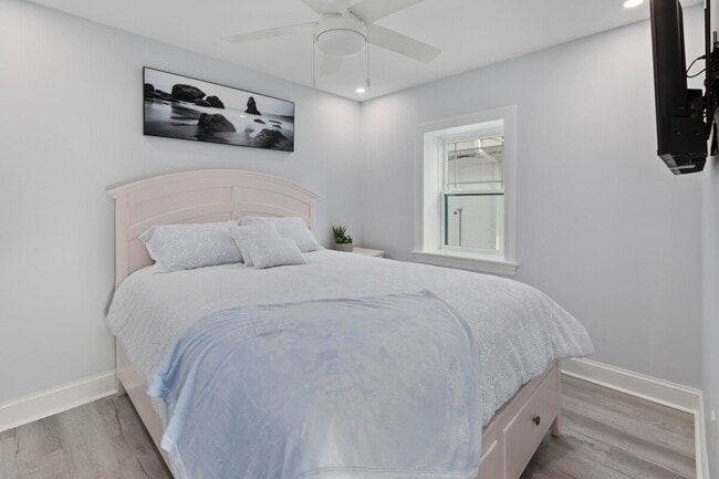 Building Photo - 204 E Primrose Rd