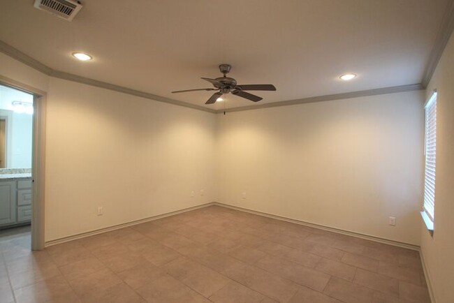 Building Photo - Beautiful 3 Bedroom 2 Bathroom Townhouse i...