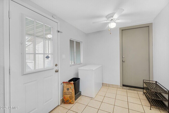 Building Photo - 1511 W Mesquite St