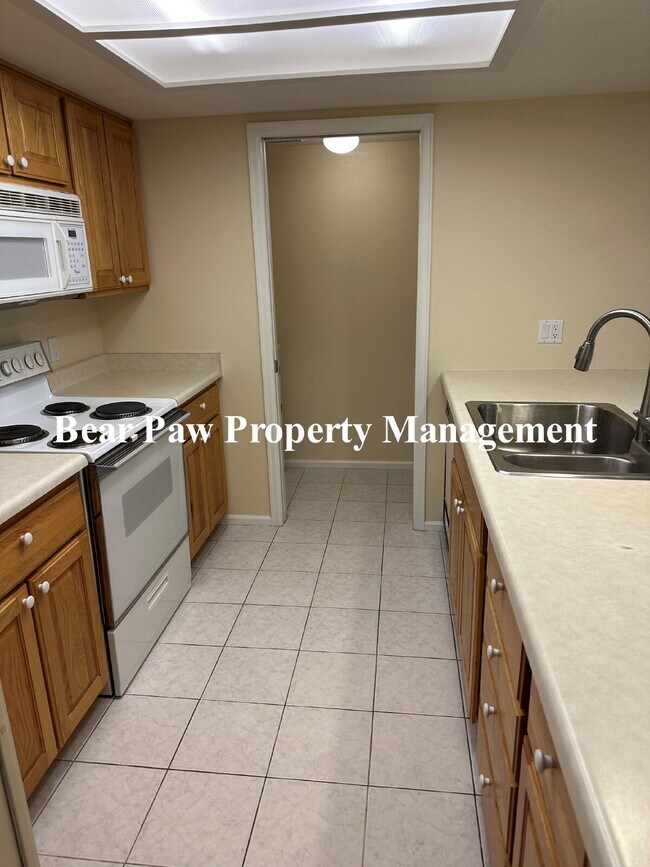 Building Photo - "Great  2-Bed, 2-Bath Condo Genesee"