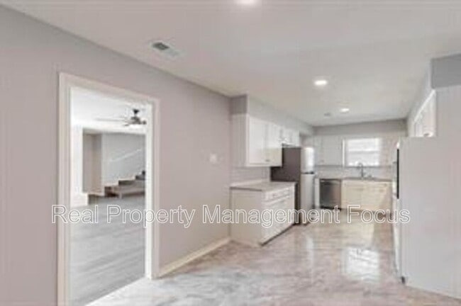 Building Photo - 14724 Overview Dr