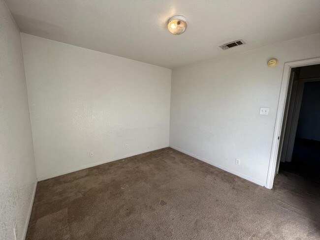 Building Photo - 1402 Dugger Cir