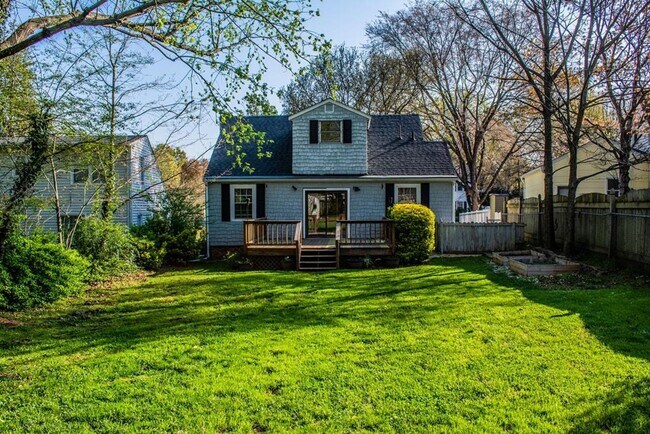 Building Photo - 2324 Fairway Dr