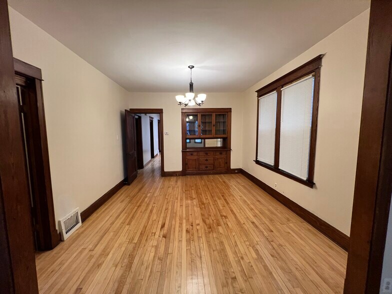 Dining room - 3748 W Lyndale St