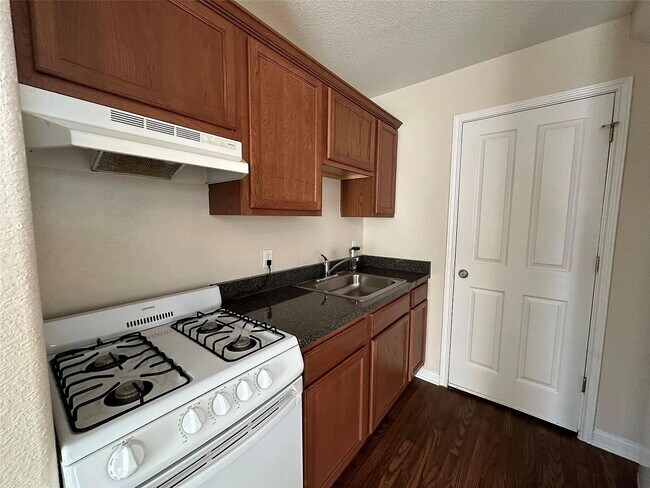 Building Photo - "Charming 1-Bedroom Condo Retreat in San Marcos – Perfect Comfort in 500 Sq Ft!"