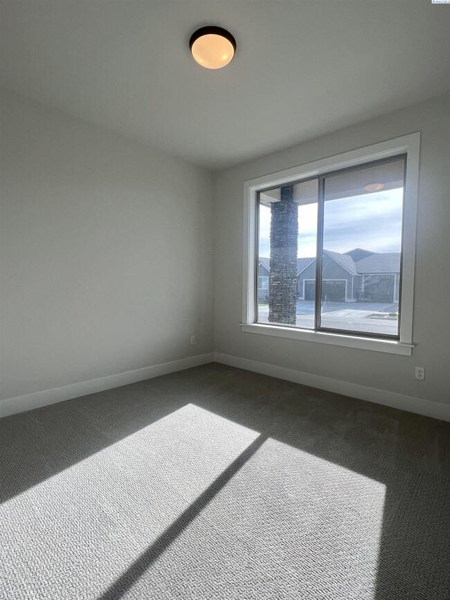 Building Photo - West Vinyard Estates 3 br plus den 4 car