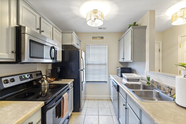 Building Photo - 2 bed, 2 bath, Furnished for Short Term Le...