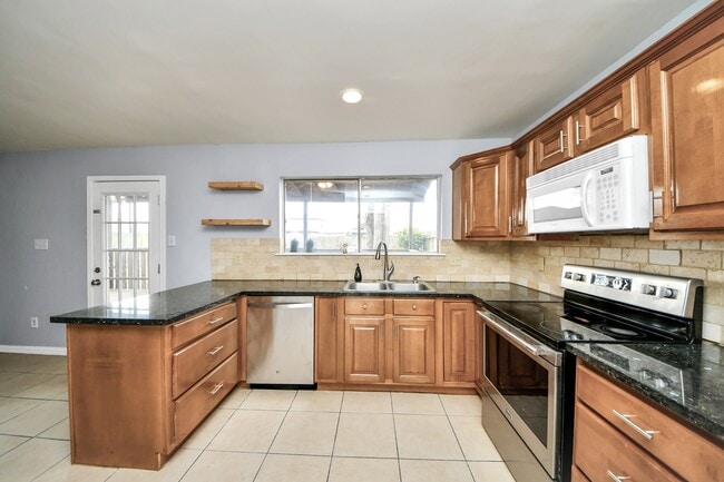 Building Photo - 23927 Verngate Dr