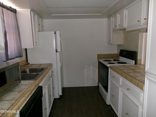 Building Photo - 6700 ESCONDIDO Dr