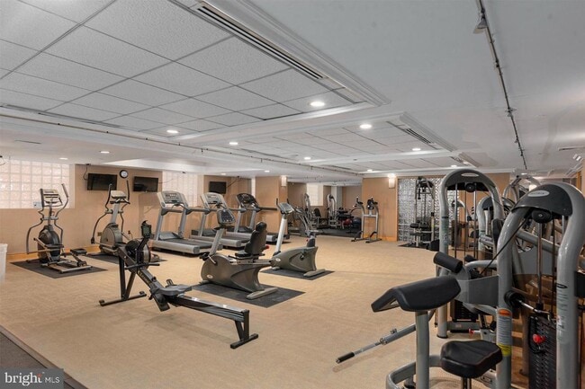 Building Photo - Luxurious living in Penn Quarter