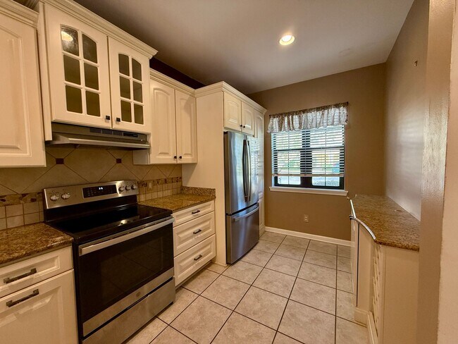 Building Photo - 3 bedroom, 3 bath Luxury Living Along the ...
