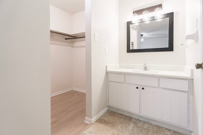 Building Photo - 2135 Whiteback Dr