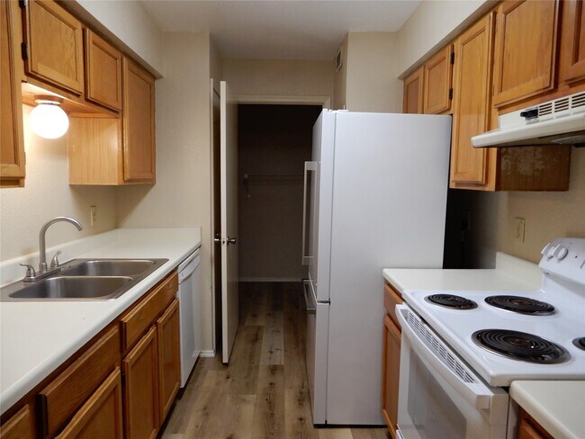 Building Photo - 9797 Leawood Blvd