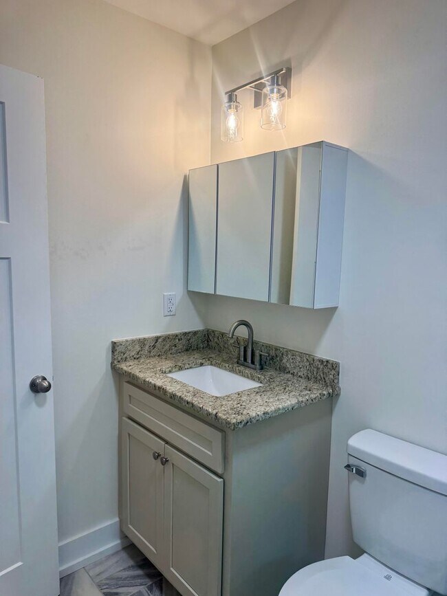 Building Photo - 2113 W Madison Ave