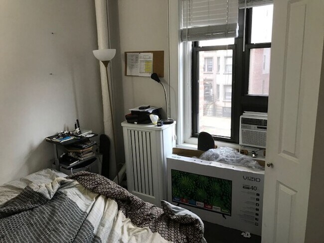 Building Photo - Nicely renovated 2 bed in the heart of Fenway!