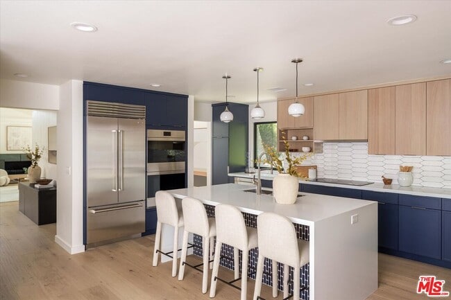 Building Photo - 2313 Banyan Dr