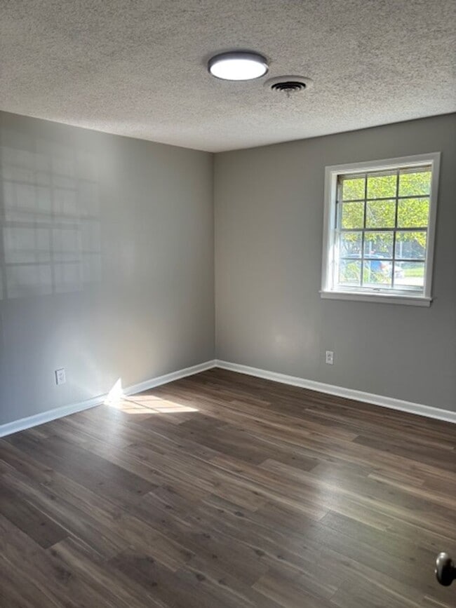Building Photo - Renovated 3 Bedroom 1 Bath Home for Rent!
