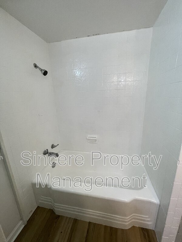 Building Photo - 2023 NW 40th St