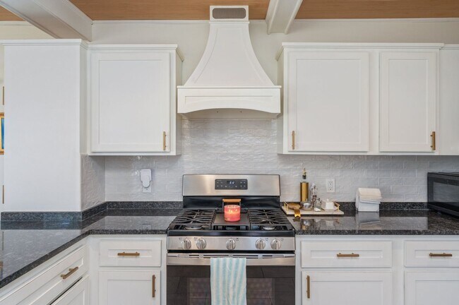 Building Photo - Location & LUXURY in Bluewater Bay!!