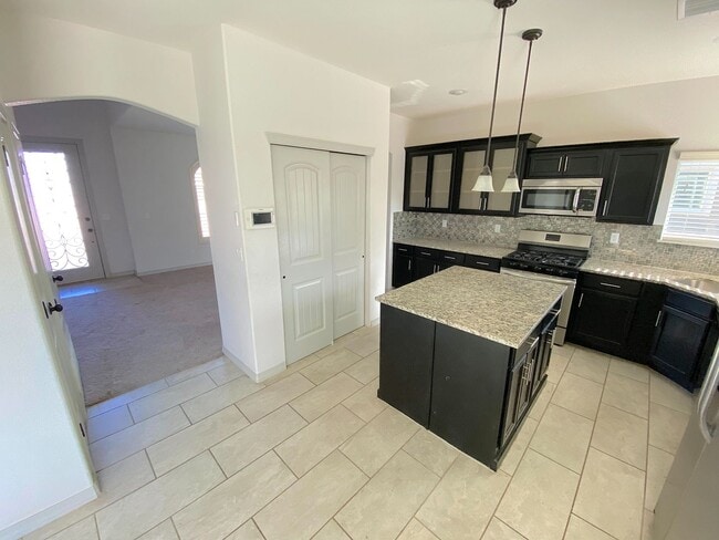 Building Photo - East El Paso 4 bed Refirg A/C