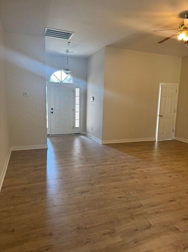 Building Photo - Updated 3 bedroom
