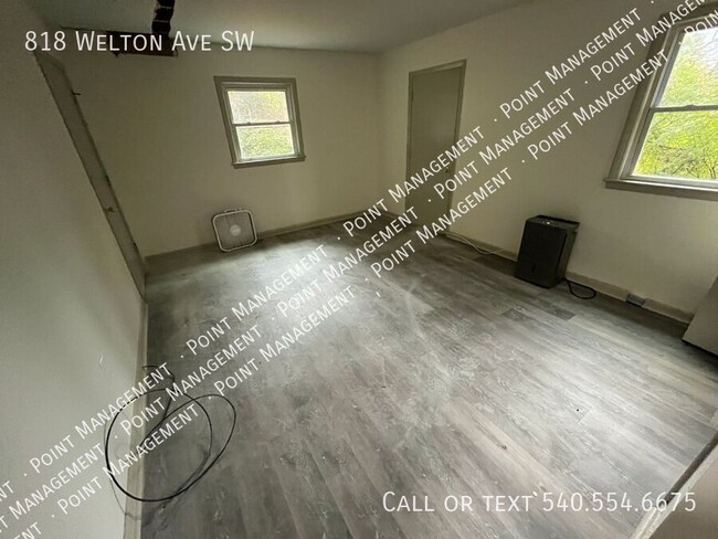 Building Photo - 2 Bed 1 Bath, Split Level Duplex