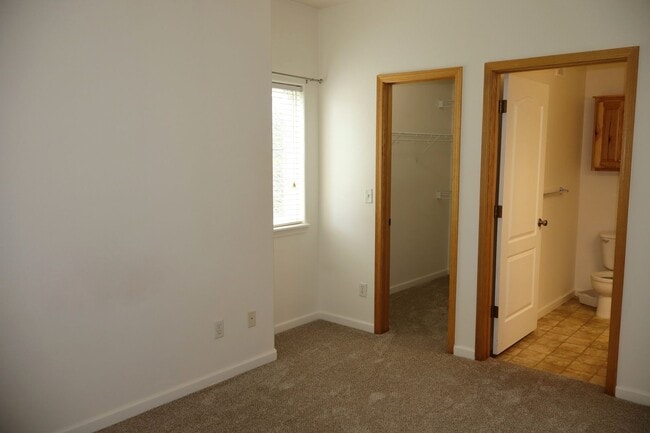 Building Photo - Enjoy Windsor Living: Bright Condo Near Tr...