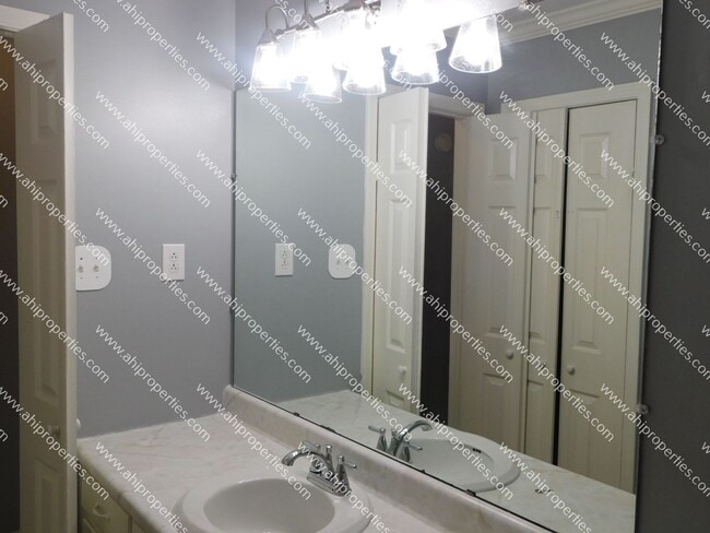 Building Photo - 11313 Mountain Crest Dr SE