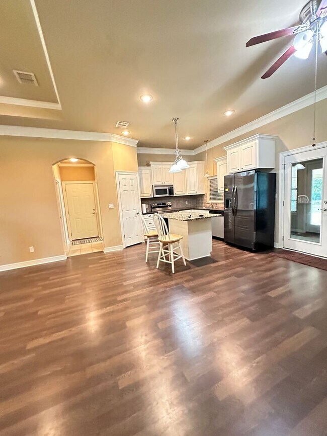 Building Photo - Heart of Benton on just under an acre of lot!