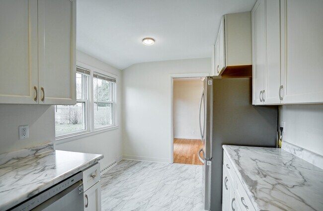 Eat In Kitchen Area - 460 Hilton Dr