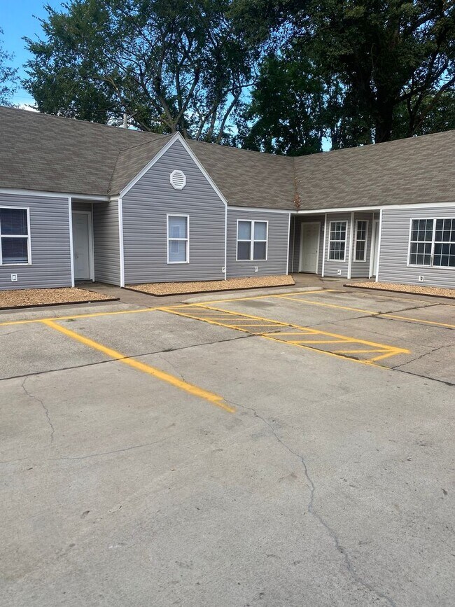 Building Photo - REMODELED 3/1  apartment in Trumann AVAILA...