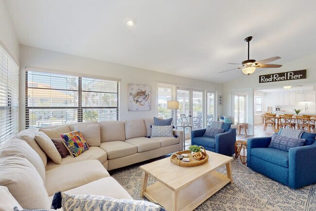 Building Photo - 525 Loquat Dr