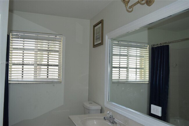 Building Photo - 991 Crestview Cir