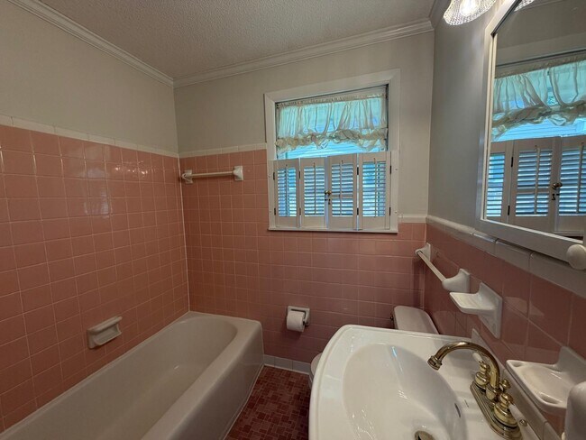 Building Photo - 524 Graycroft Dr SW