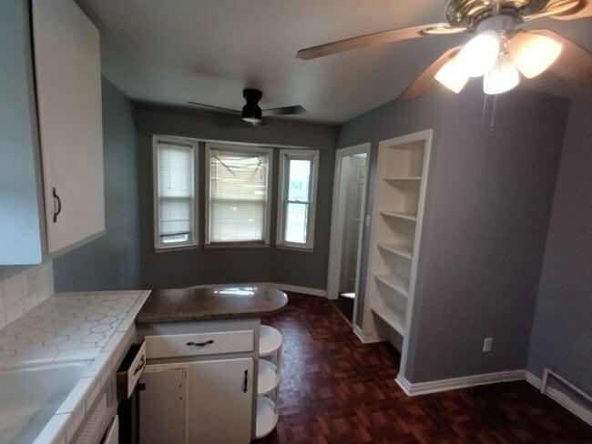 Building Photo - 3 bedroom 1 Bath Bungalow - Now Available!