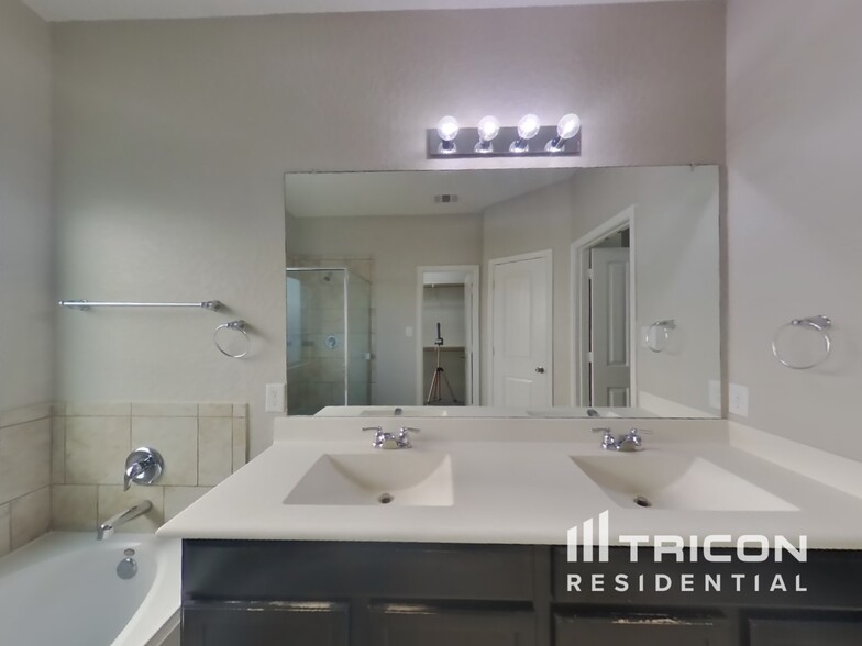 Building Photo - 9047 Kissena Park