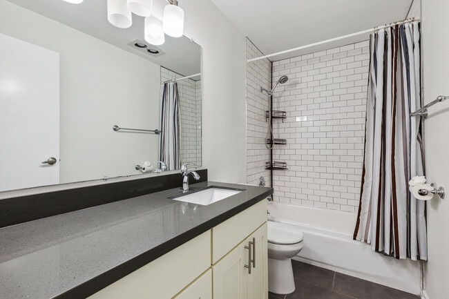 Building Photo - 10410 NE 32nd Pl