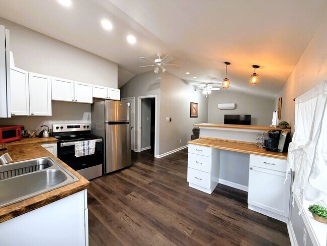 Building Photo - 512 S 6th St