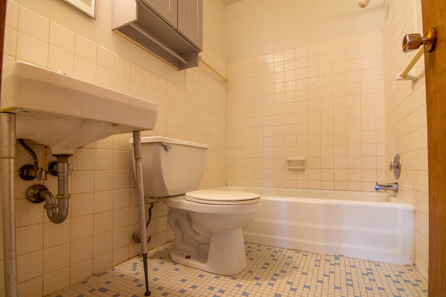 bathroom - 117 Mississippi Pl