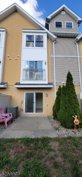 Building Photo - 56 Race St