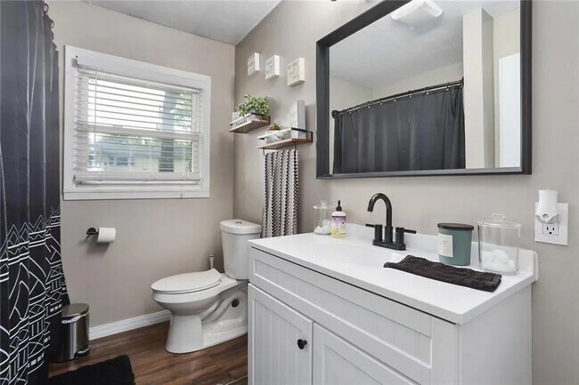 Building Photo - 615 Barton St