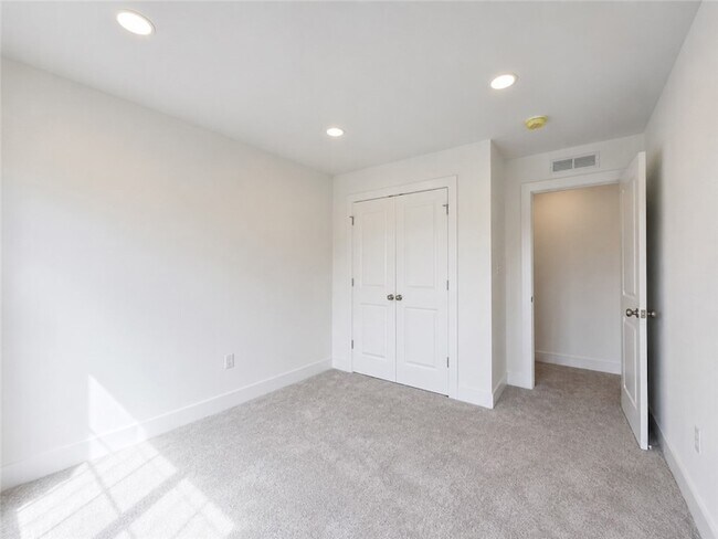 Building Photo - 307 Palisade Wy