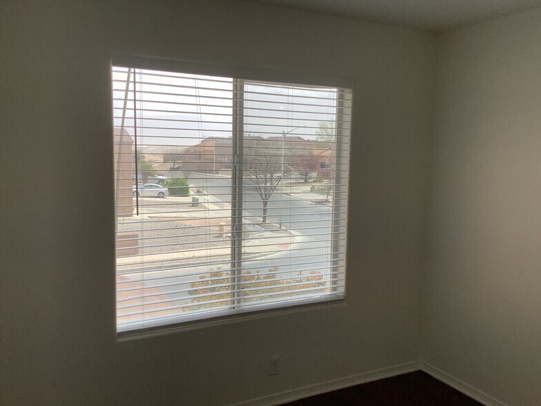 Building Photo - 1833 Chicoma Rd NE